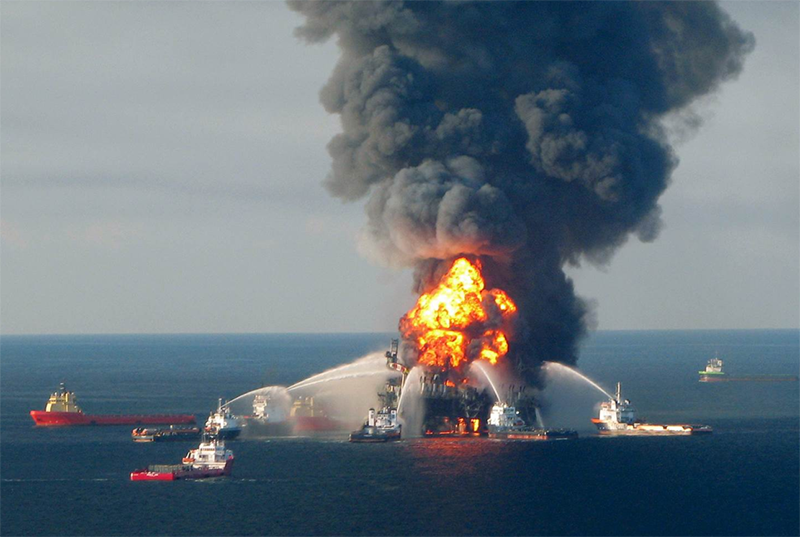 deep water horizon oil rig on fire